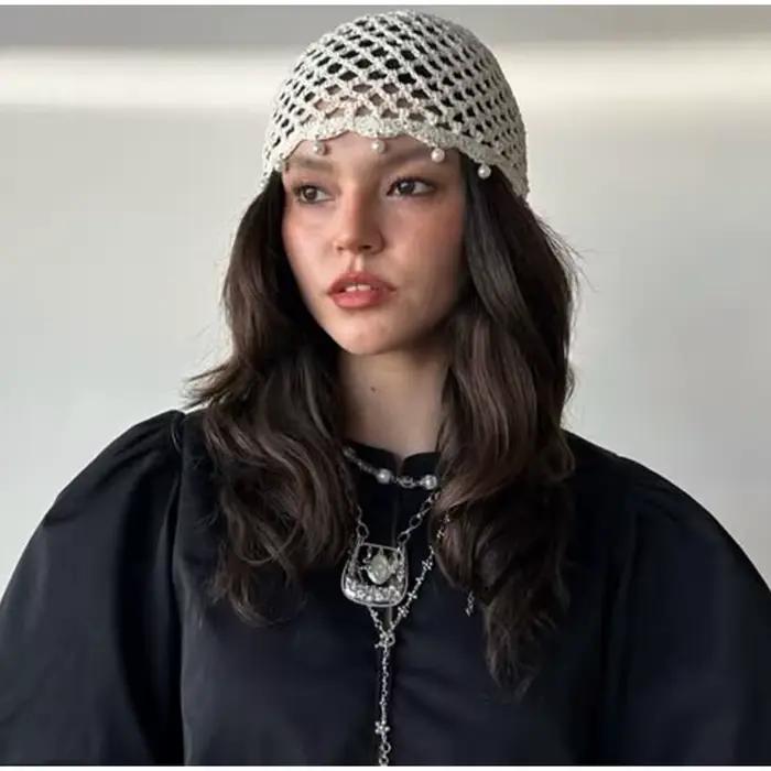 Chapeau pull-over ajouré à sequins
