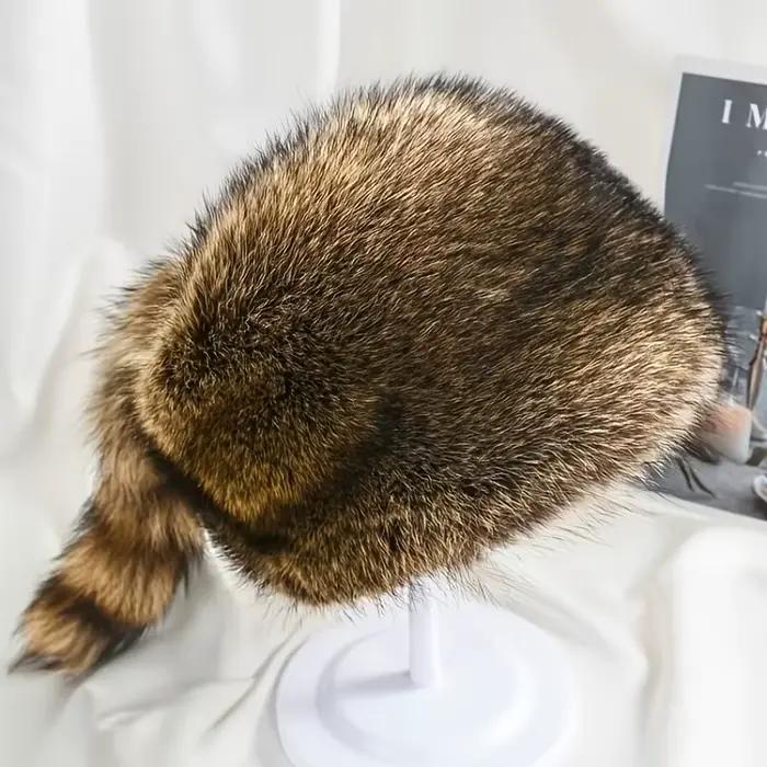 Un chapeau d'hiver pour femme en fausse fourrure confortable avec queue de raton laveur - Fibre de polyester épaisse et