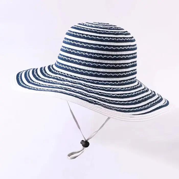 Chapeau de plage en paille à large bord rayé noir et blanc