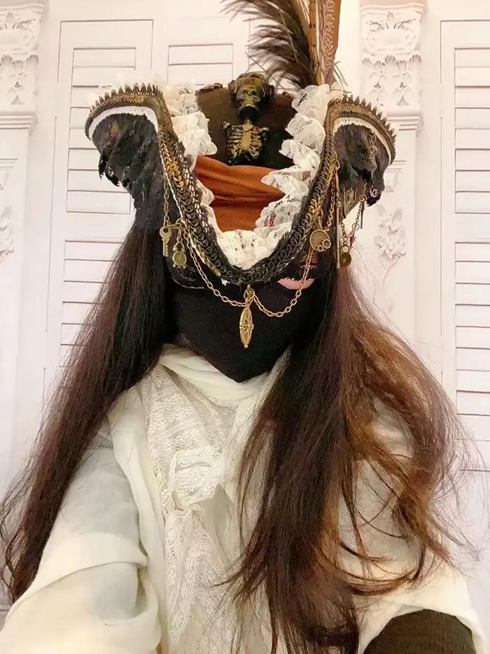 Chapeau Triangle Vintage avec Crâne et Plumes