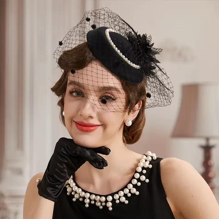 Coiffure en maille noire