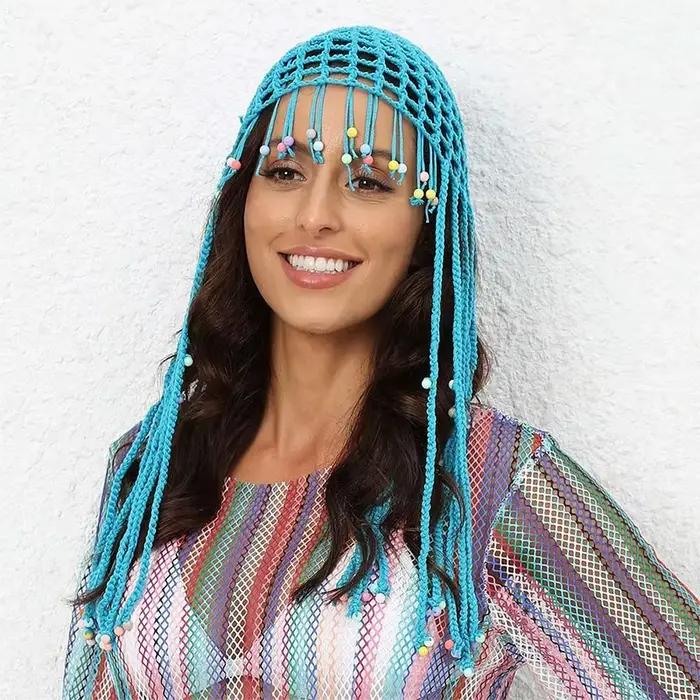 Chapeau en crochet style ethnique multicolore avec pompons bandeau perlé en maille pour femmes occassions extérieures voyage plage tendance bohème