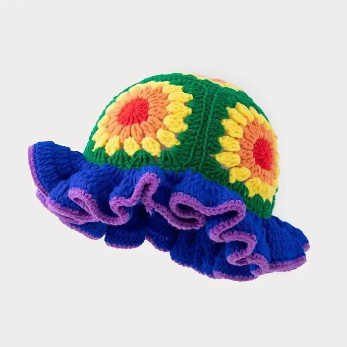 Chapeaux tricotés au crochet colorés pour hommes et femmes avec bords ondulés et motifs floraux