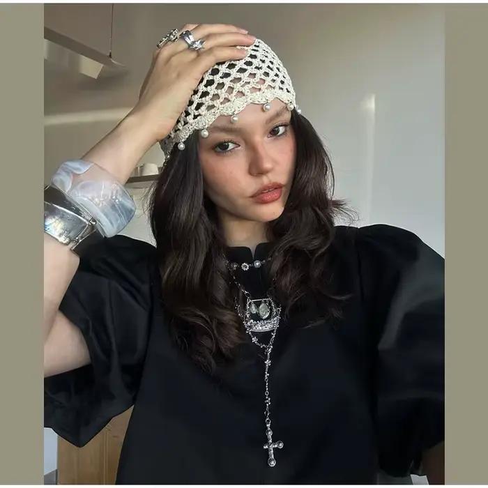 Chapeau pull-over ajouré à sequins