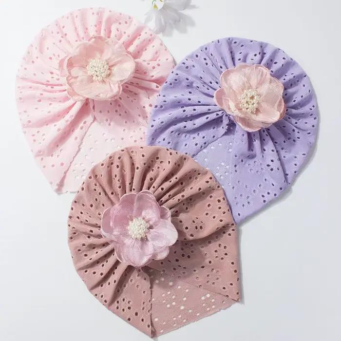 Joli chapeau de bébé en dentelle à fleurs