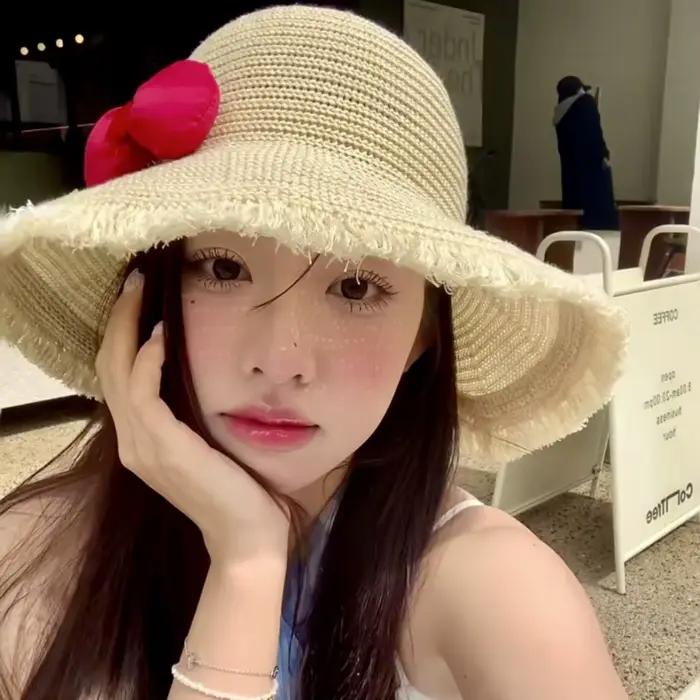 Chapeau de soleil élégant d'été avec grand nœud