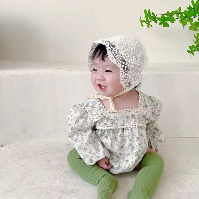 Bonnet de bébé en dentelle à fleurs