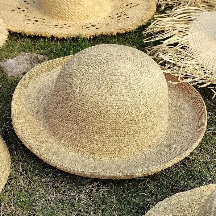 Chapeau de paille à grand bord en raphia