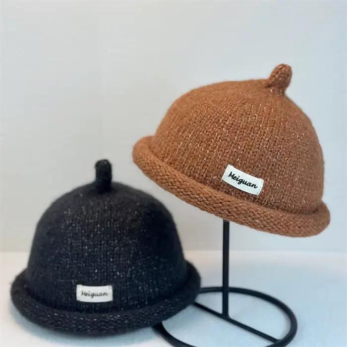 Bonnet en laine tricoté à bord retourné pour femmes minimaliste élégant pour les journées froides et les occasions spéciales