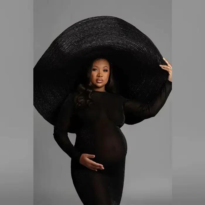 Ensemble de séance photo de maternité : chapeau de paille disquette surdimensionné et robe en maille éthérée - Tenue complète pour les séances de photographie de grossesse