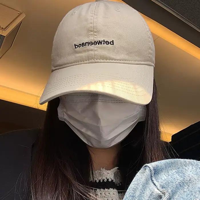 Casquette de Baseball pour Femmes Style Coréen Lettres Brodées Visière Protection Solaire Couleurs Variées Taille Réglable Occasions Estivales Hiver Printemps Automne