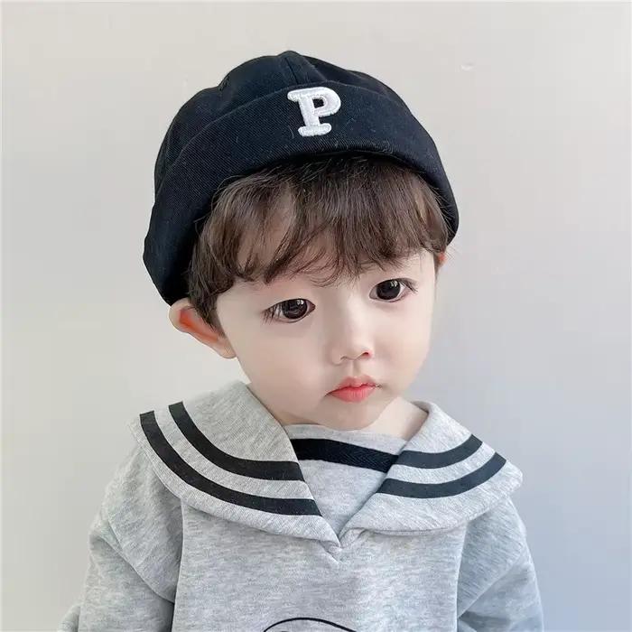 Chapeau sans bord brodé de lettres pour bébé
