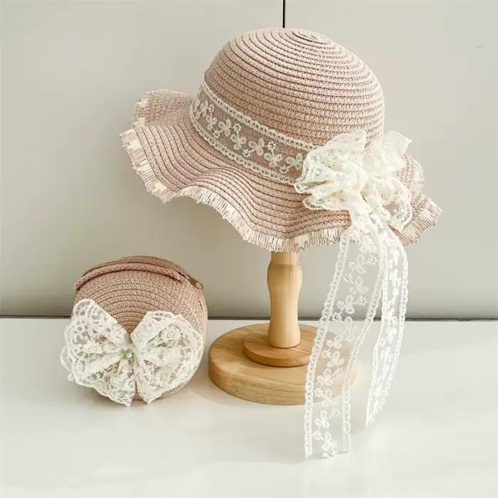 Chapeau de paille avec nœud en dentelle avec sacs