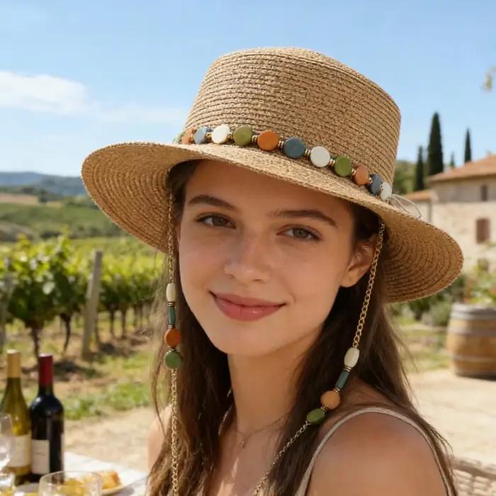 Chapeau de paille d'été à bord plat avec chaîne de pierres colorées