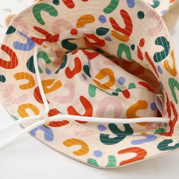 Chapeau double face brodé pour bébé