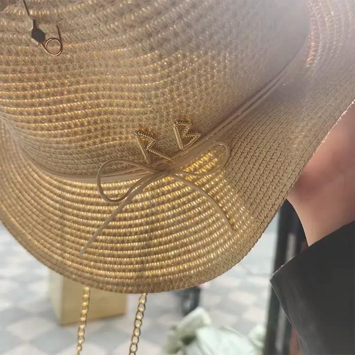 Chapeau Panama Tendance d'Été en Paille avec Lettres Métalliques Protection Solaire pour Femmes Hommes Vacances Plage Jazz Occasions Spéciales