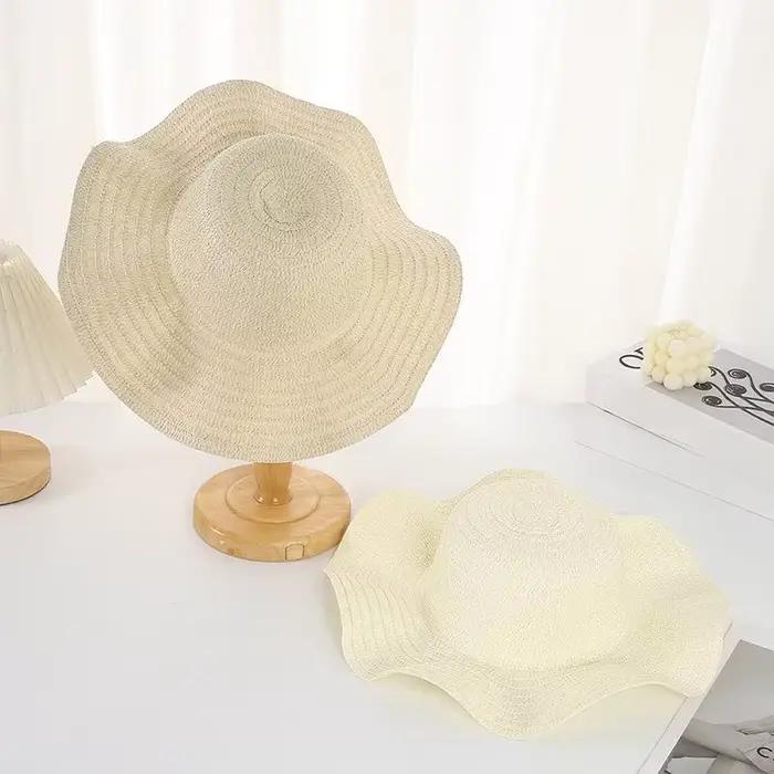 Chapeau de paille à large bord ondulé pour femme