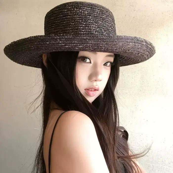 Chapeaux de paille élégants noirs à long ruban pour femmes
