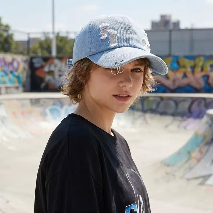 Casquette de baseball créative en polyester avec design vieilli et détails en jean déchiré pour femmes toutes saisons et occasions extérieures