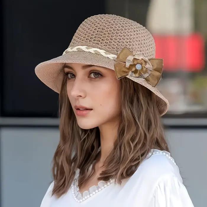 Un élégant chapeau de paille à motifs floraux pour femme