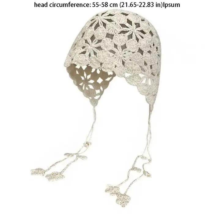 Bonnet tricoté ajouré à pompon