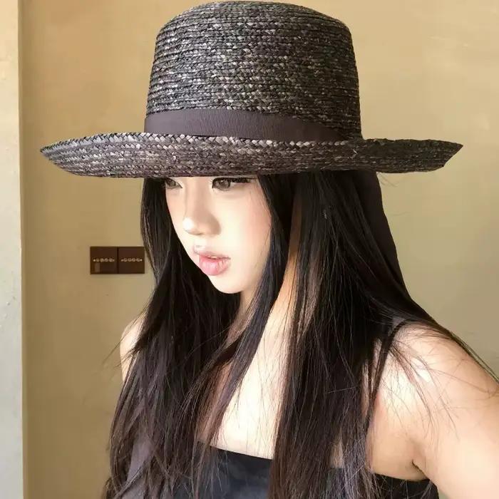 Chapeaux de paille élégants noirs à long ruban pour femmes