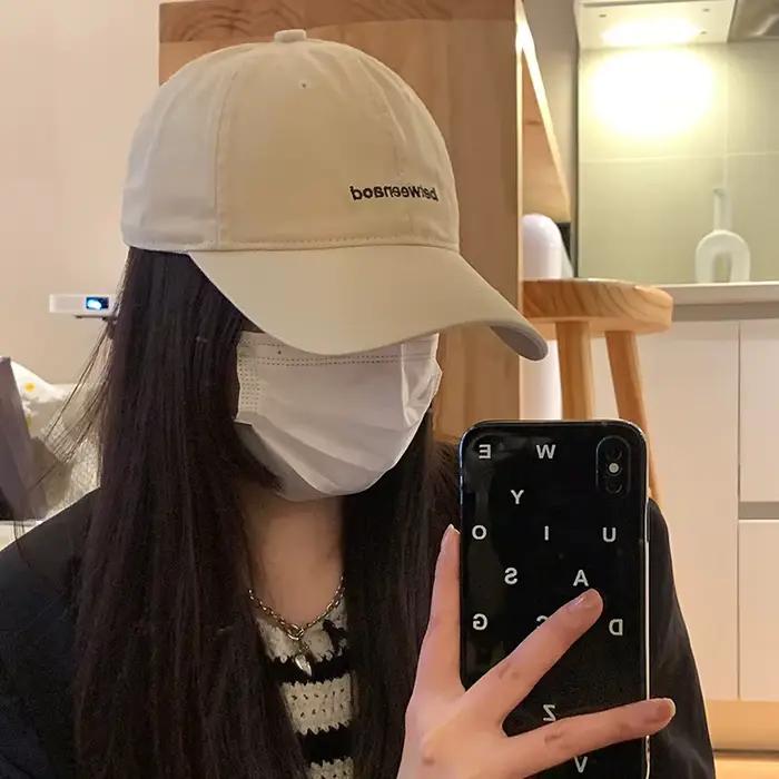 Casquette de Baseball pour Femmes Style Coréen Lettres Brodées Visière Protection Solaire Couleurs Variées Taille Réglable Occasions Estivales Hiver Printemps Automne