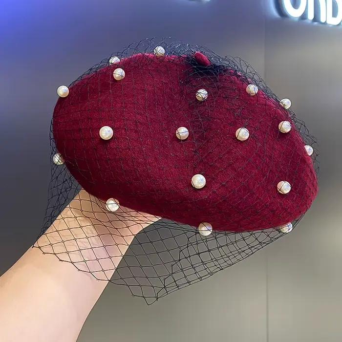 Béret en laine avec détail de voile de perles pour femmes élégantes