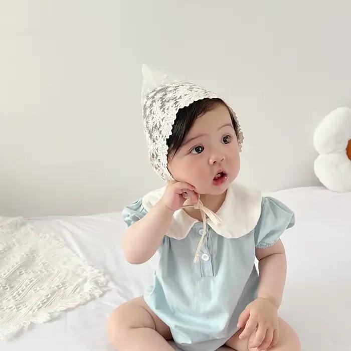 Bonnet de bébé en dentelle à fleurs