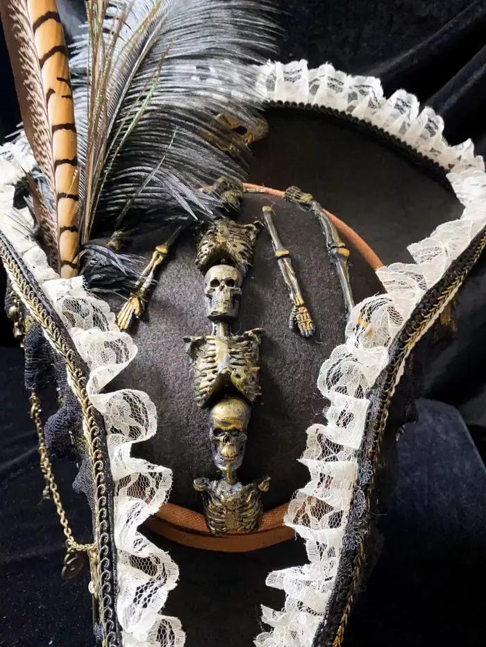 Chapeau Triangle Vintage avec Crâne et Plumes