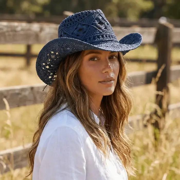 Chapeau de paille bohème ajouré à large bord avec décorations coquillages