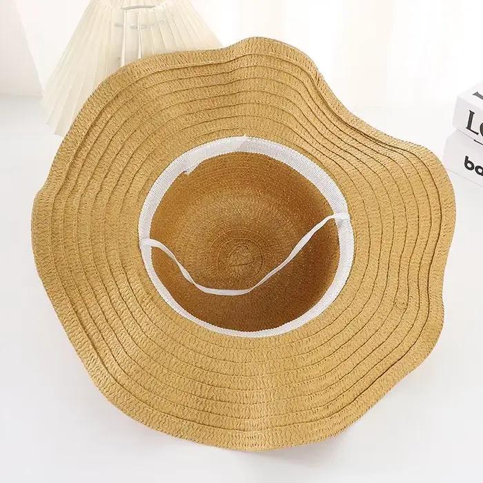 Chapeau de paille à large bord ondulé pour femme