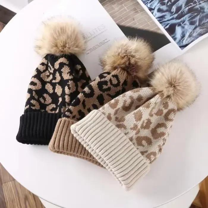 Chapeau de mode casquette léopard imprimé ourlet bouclé boule de cheveux tricoté