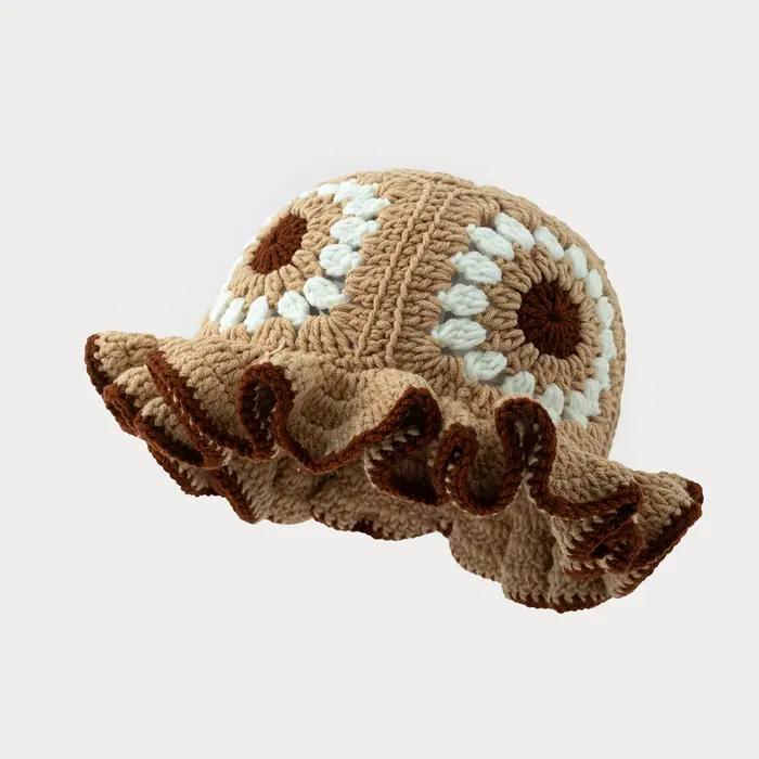 Chapeaux tricotés au crochet colorés pour hommes et femmes avec bords ondulés et motifs floraux