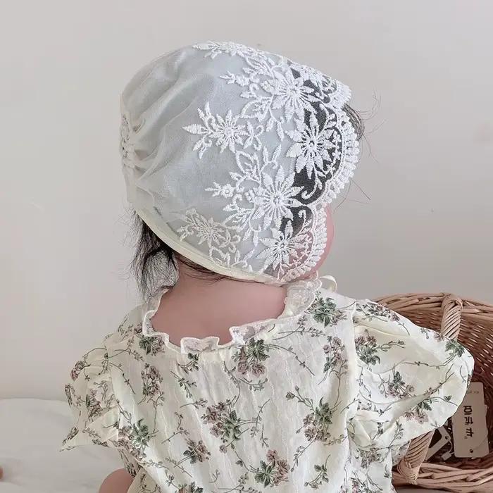 Bonnet de bébé en dentelle à fleurs