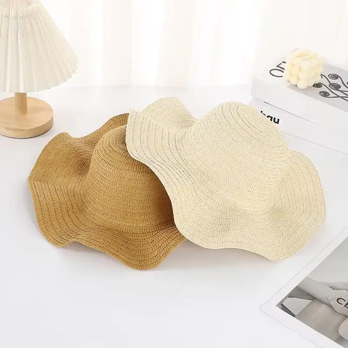 Chapeau de paille à large bord ondulé pour femme