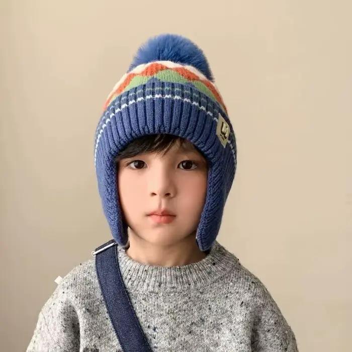Bonnet Pom tricoté en polyester pour enfants 1-3 ans résistant au froid et coupe-vent avec détails en peluche mignons pour les sorties et activités en plein air