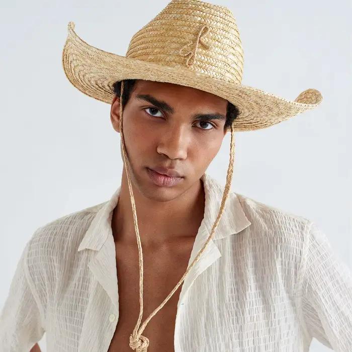 Chapeau de cowboy en paille à bord large et courbé