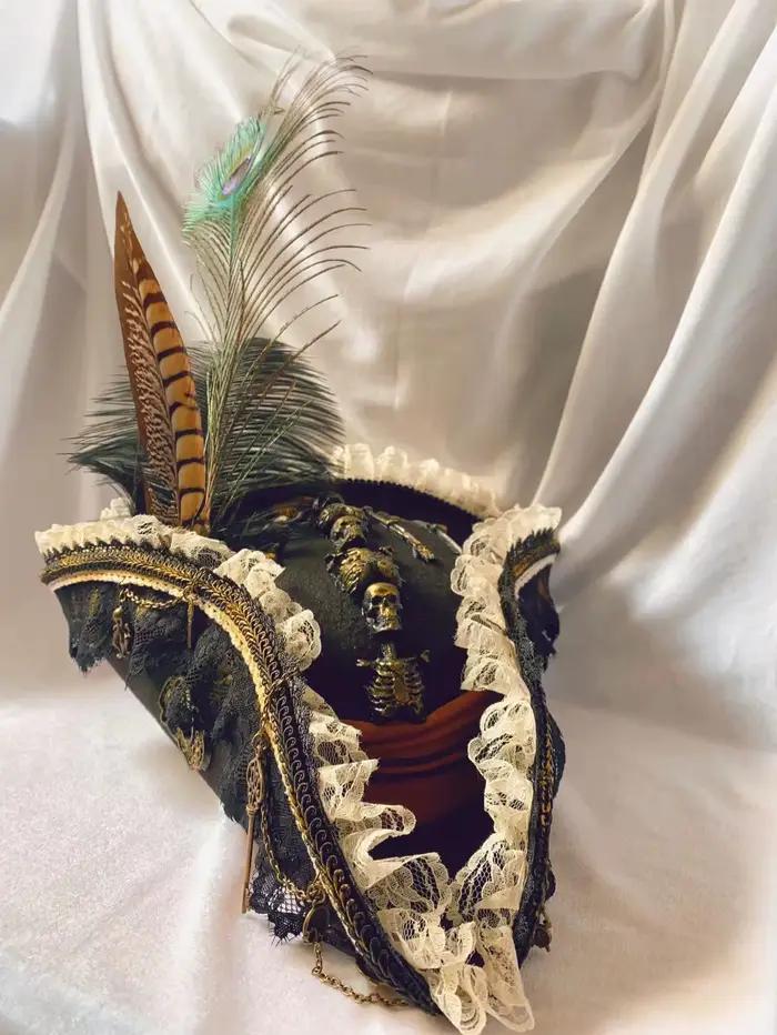 Chapeau Triangle Vintage avec Crâne et Plumes