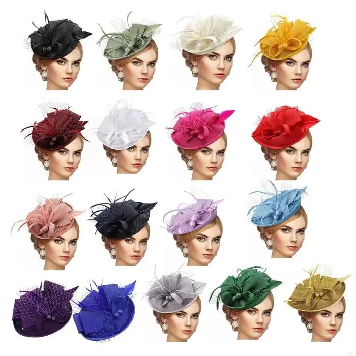 Chapeau élégant en raphia garni plumes pour femmes