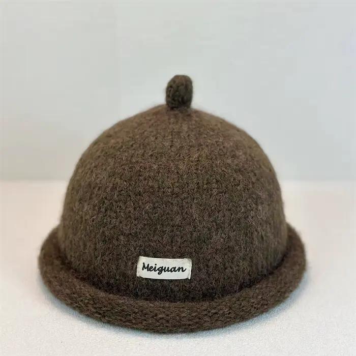 Bonnet en laine tricoté à bord retourné pour femmes minimaliste élégant pour les journées froides et les occasions spéciales