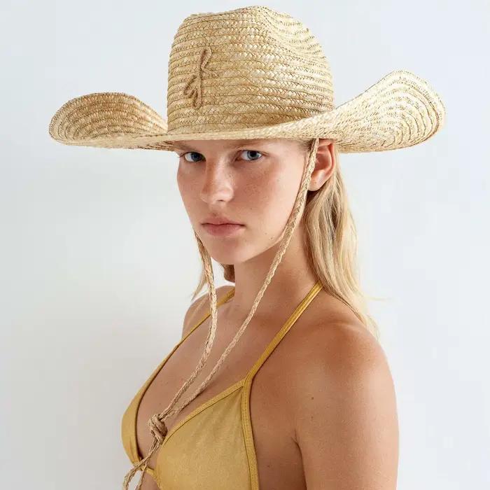 Chapeau de cowboy en paille à bord large et courbé