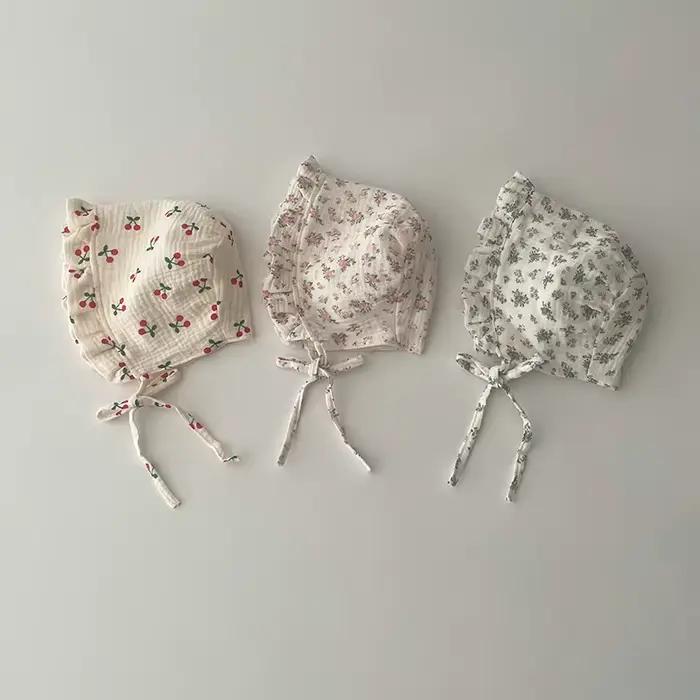 Bonnet floral mignon à volants pour nouveau-né