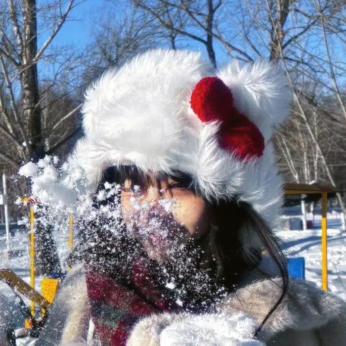 Bonnet Hello Kitty en flanelle confortable et élégant avec nœud pour les occasions hivernales et les activités de cosplay