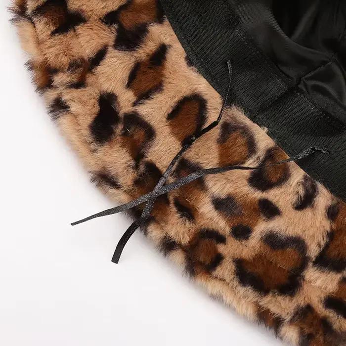 Chapeau polyvalent en peluche à imprimé léopard