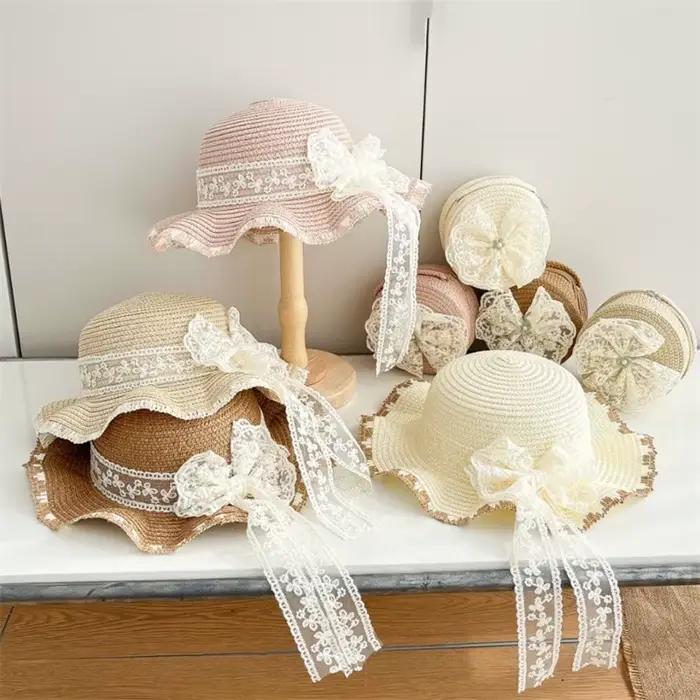 Chapeau de paille avec nœud en dentelle avec sacs