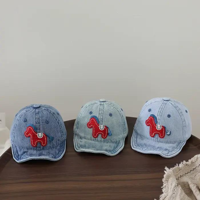 Casquette en jean lavé mignonne avec cheval rouge brodé en 3D pour bébé de 0-1 ans confortable et sécuritaire pour jouer dehors ou cérémonies