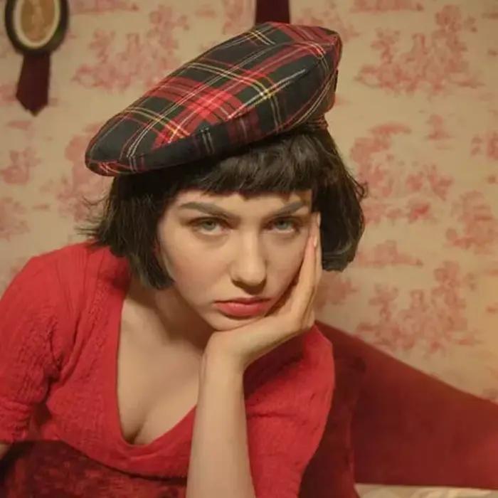 Chapeau de peintre à carreaux rouge pour femme