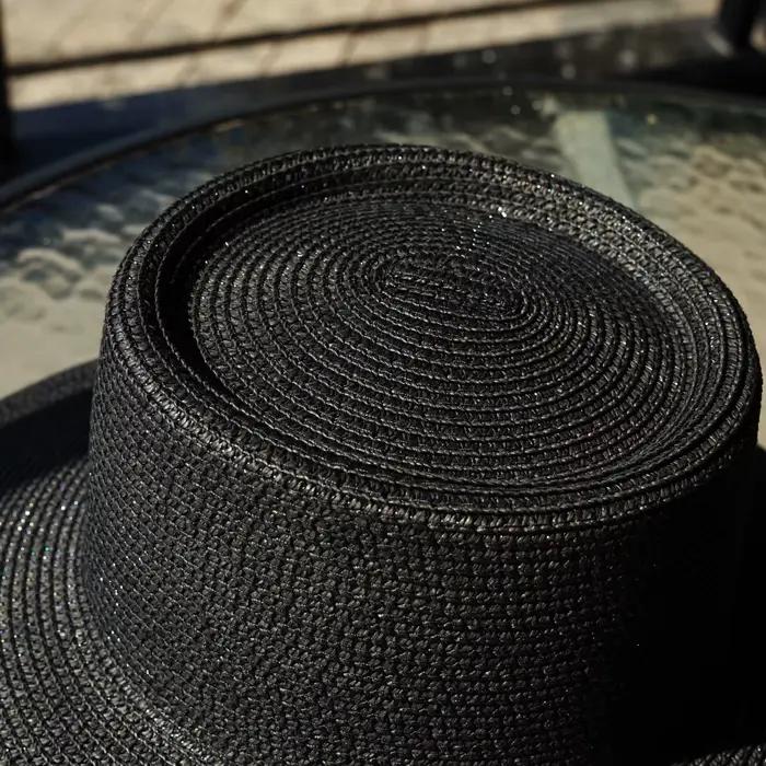Chapeau de paille noir pour femmes élégant avec bord large UPF 50+ pour protection solaire et style sport occasionnel faire du shopping voyage excursion