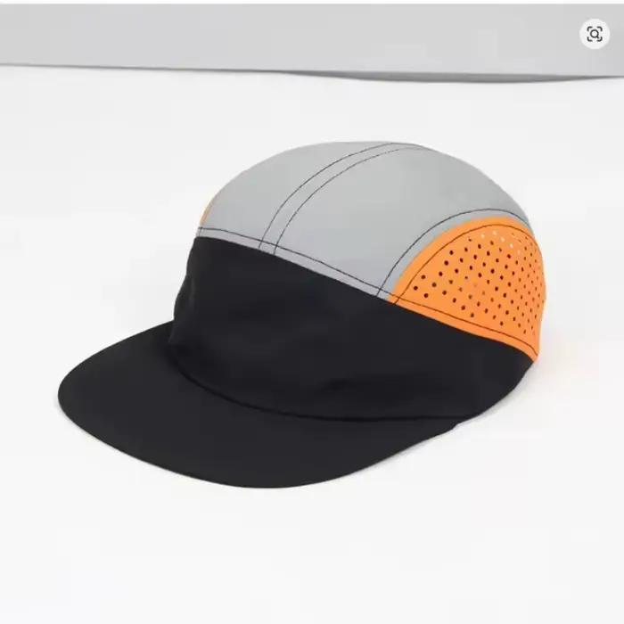Plusieurs casquettes de baseball avec logo personnalisé